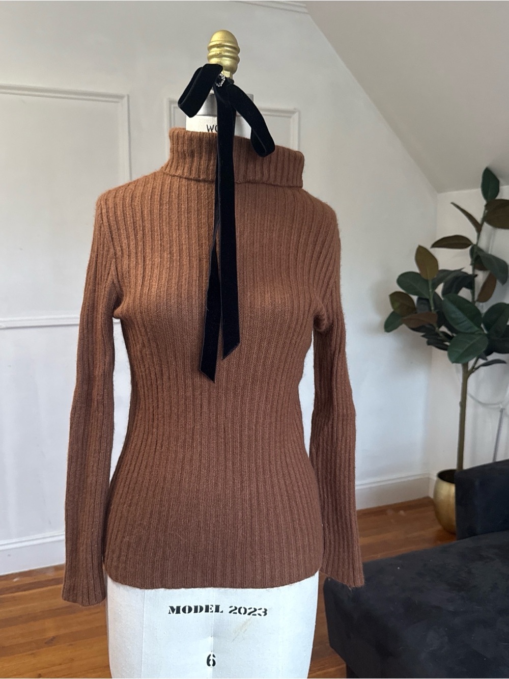Charlies Ribbed Turtleneck Sweater in Chestnut Brown